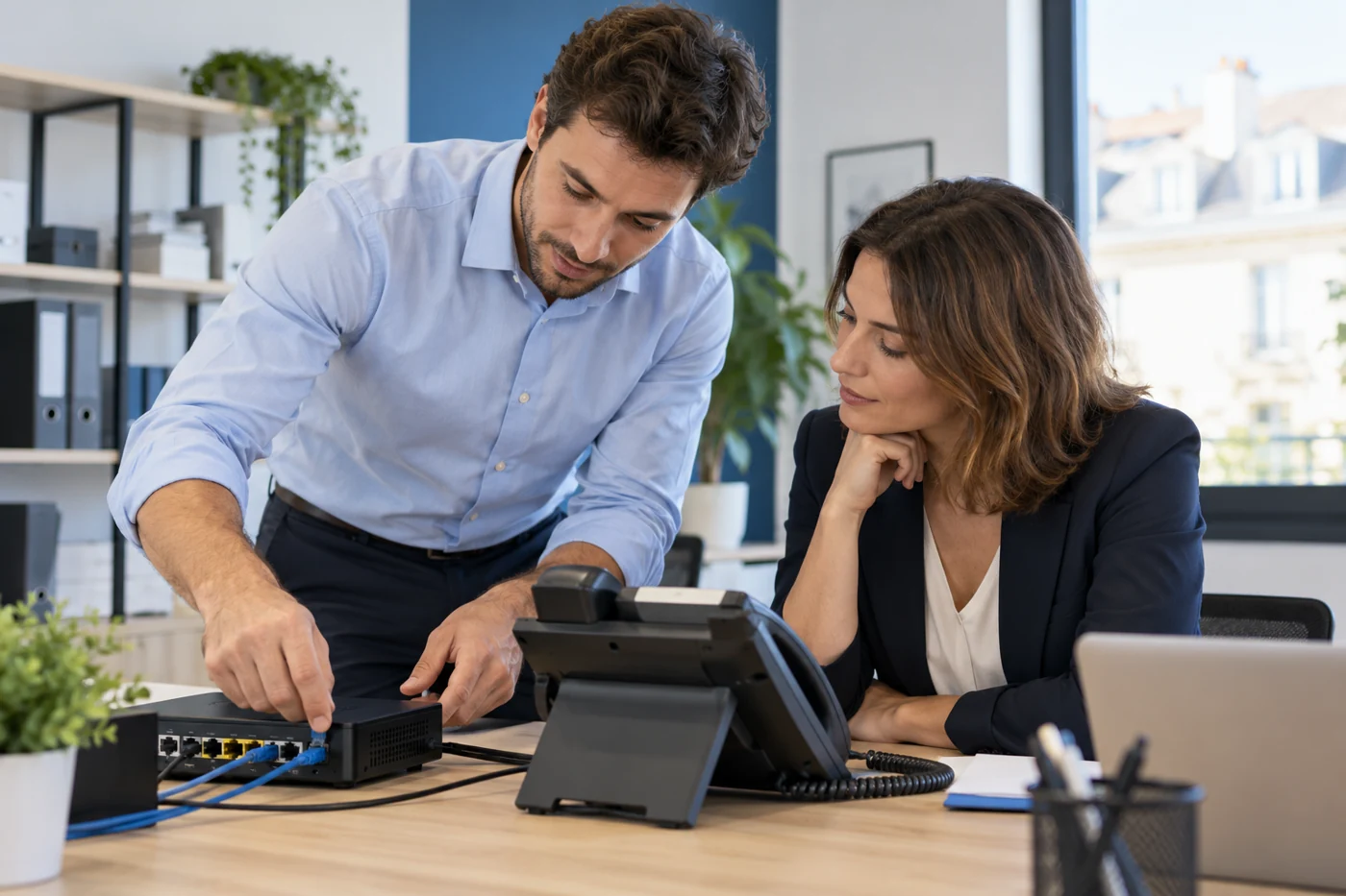 Un technicien accompagne une entreprise dans l’équipement de sa téléphonie et de sa connexion — illustration générée par IA